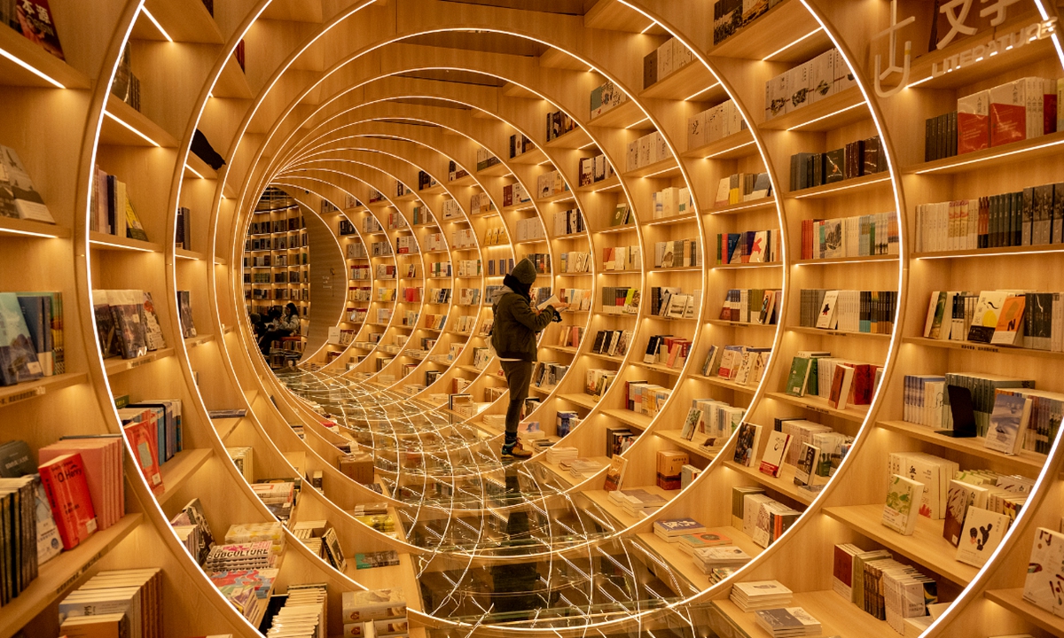 A citizen reads books in a library in Shenzhen, Guangdong Province. Photo: VCG