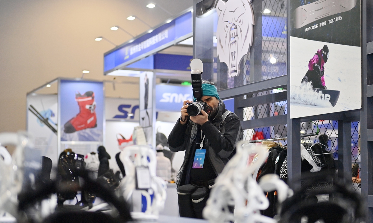 A photographer takes a photo of exhibits at the 9th Jilin International Ice and Snow Tourism Industry Exposition in Changchun, Northeast China's Jilin Province on December 18, 2025. The Chinese government has set a target for the ice-and-snow economy to reach 1.5 trillion yuan ($212.21 billion) by 2030. Photo: VCG