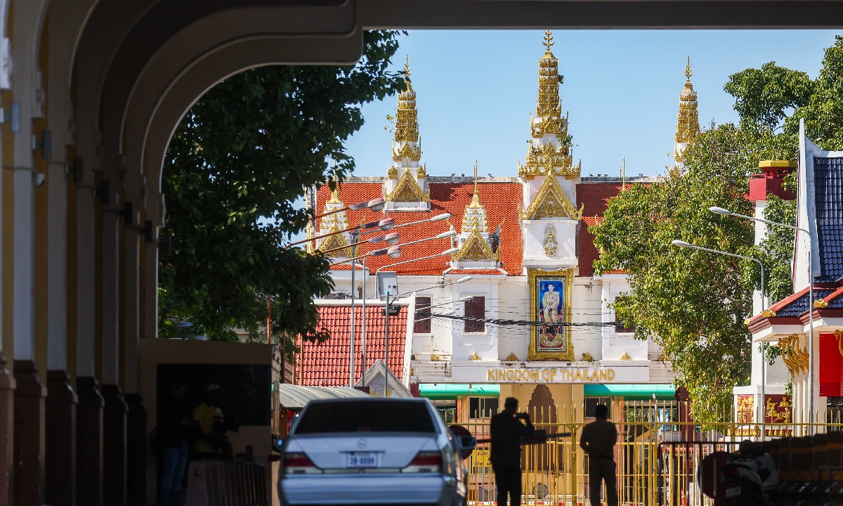 Cambodian security officers stand guard outside the Poipet Border Crossing, which is suspended due to the ongoing border conflict, in Poipet, Banteay Meanchey, Cambodia, on December 18, 2025. Photo: VCG