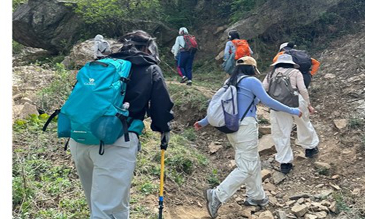 A group of hiking buddies gather to explore the outdoors together. 
Photo: Zhao Jingru/GT 