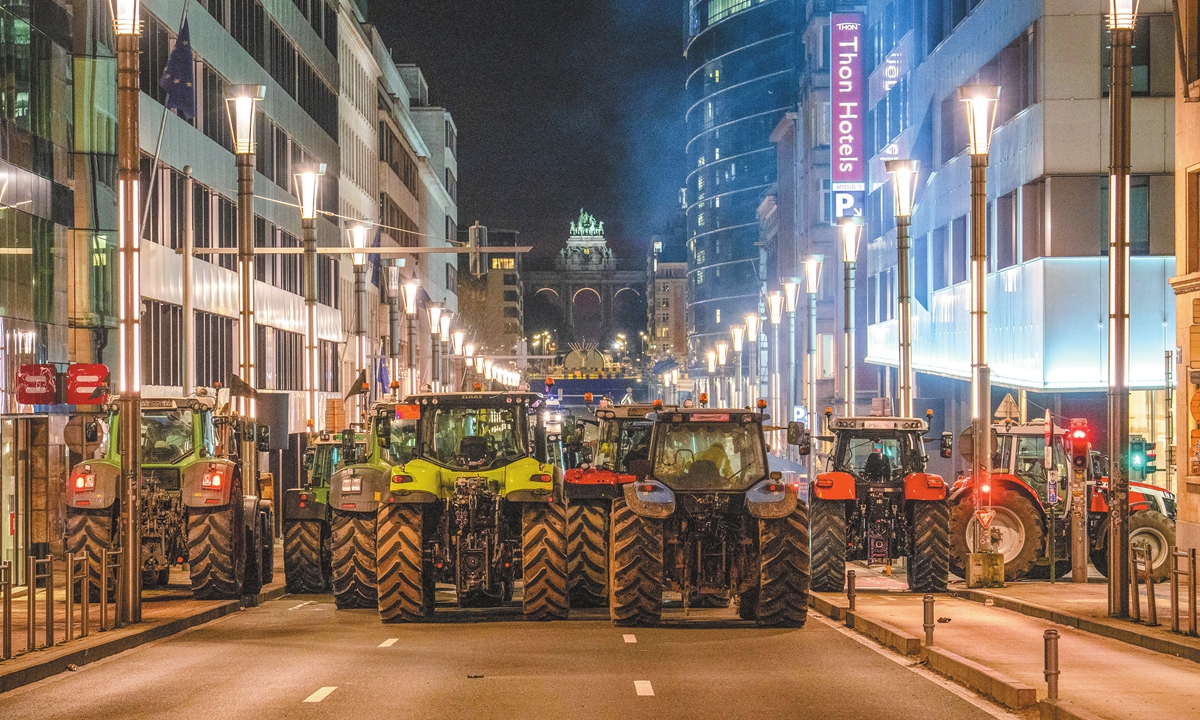 Farmers drive their tractors to block a main boulevard during a demonstration outside a gathering of European leaders at the EU Summit in Brussels, on December 18, 2025. Photo: VCG