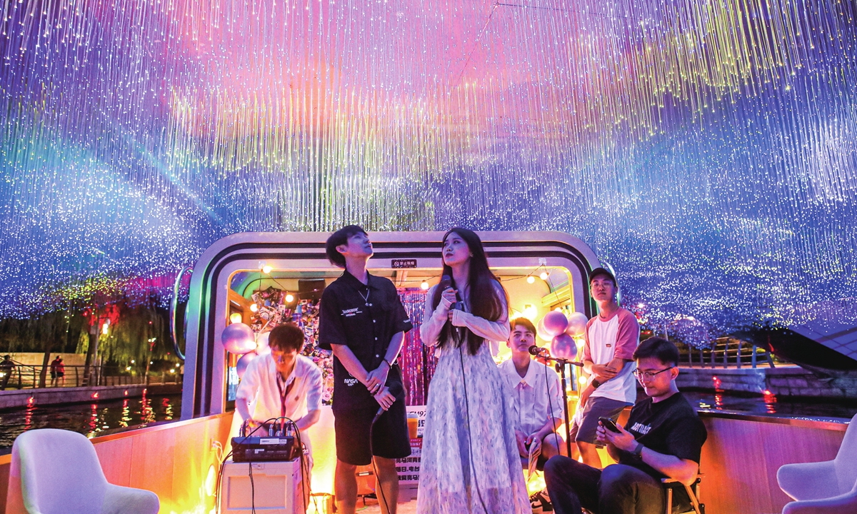 A performance on a tourist boat on the Liangma River Photos: Courtesy of Liang Yi