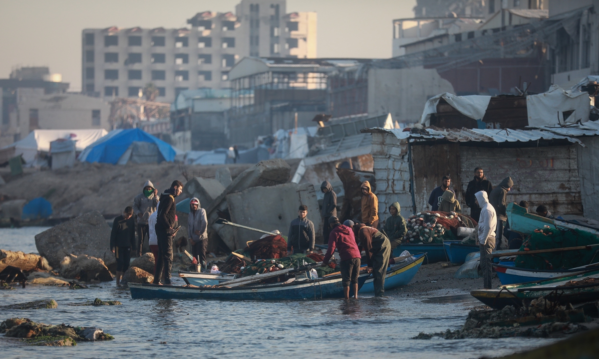 Palestinian fishermen continue to work along the coastline of the besieged city of Gaza on December 18, 2025, under extremely difficult conditions, striving to earn a living and combat hunger despite limited resources and equipment damaged by Israeli attacks. Photo: VCG
