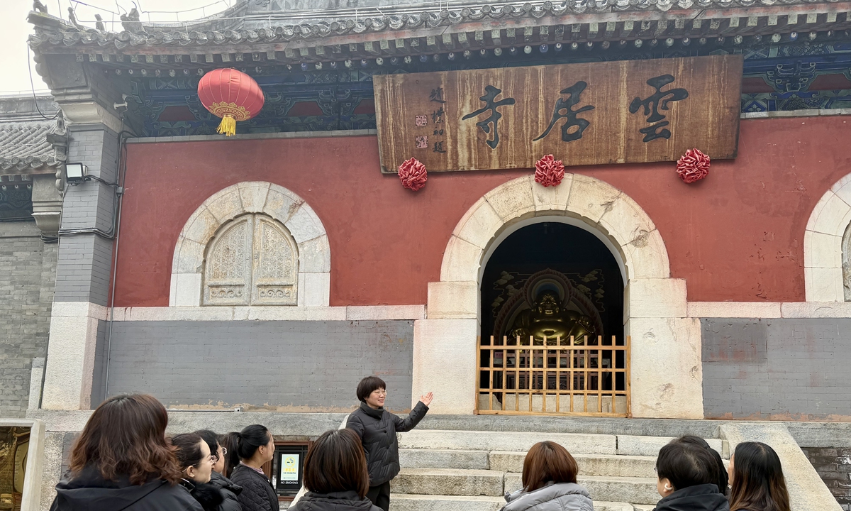 Wang Xiaoning gives a tour guide presentation to visitors at Yunju Temple on December 19, 2025. Photo: Courtesy of Yunju Temple 