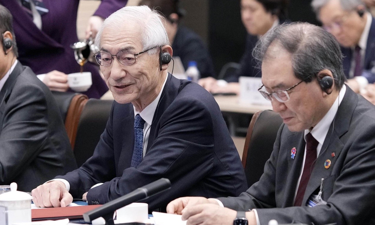 Kosei Shindo, (L) Chairman of Japan-China Economic Association, and other Japanese delegation members hold talks with Chinese Commerce Minister Wang Wentao in Beijing on Feb. 18, 2025. Photo: VCG