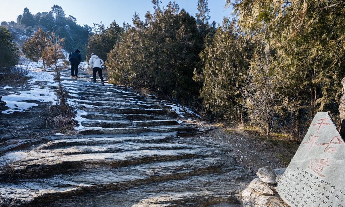 A Global Times reporter (right), guided by a docent, explores Shijing Mountain in Fangshan district, Beijing, on December 15, 2025. Photo: Chen Tao/GT