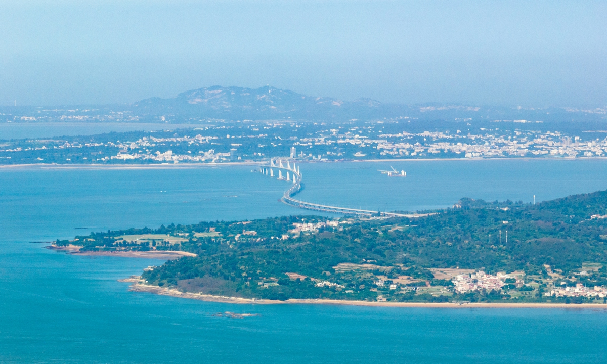 An aerial view taken from Xiamen, East China's Fujian Province, on June 5, 2025, shows the Xiamen-Kinmen Bridge along with the scenic landscape of Kinmen county, Taiwan island. Photo: VCG