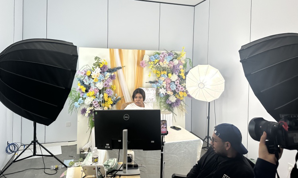 An African presenter is hosting a live stream in Hainan on December 6, 2025. Photo: Zhang Weilan/GT
