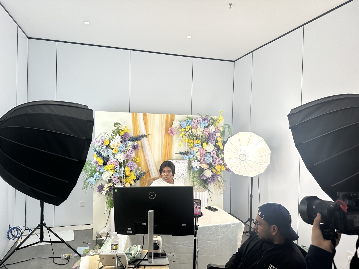 An African presenter is hosting a live stream in Hainan on December 6, 2025. Photo: Zhang Weilan/GT