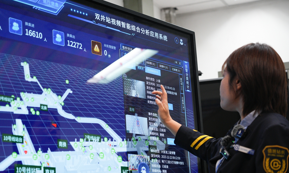 A subway station manager introduces the intelligent integrated analysis application system at Shuangjing Station in Beijing on December 22, 2025. As a model site for the smart construction of Beijing subway, Shuangjing Station has achieved initial results with the application of this system. It is expected that by 2026, the system will be deployed at stations adjacent to scenic spots and major transportation hubs. Photo: VCG