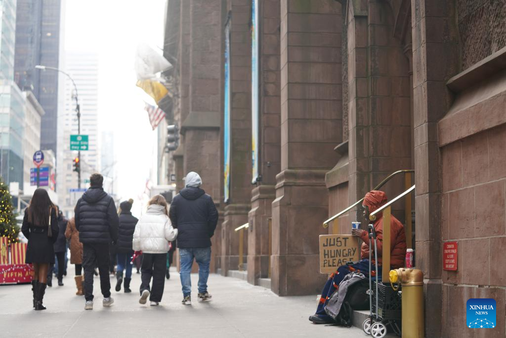 A man seeks help on a street in New York City, the United States, on Dec. 17, 2025. (Xinhua/Zhang Fengguo)