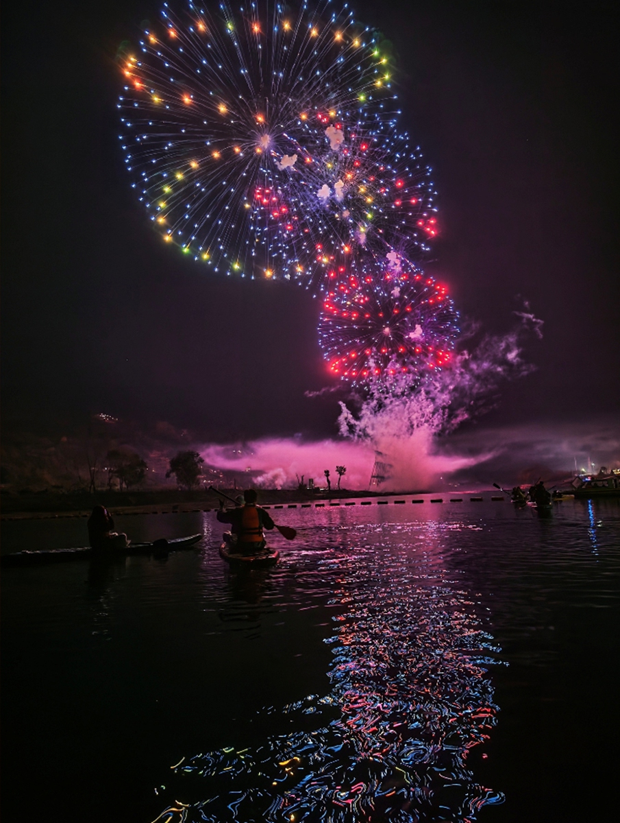 A show blending splendid fireworks with drones lights up the night sky in Liuyang, Central China's Hunan Province. Photo VCG