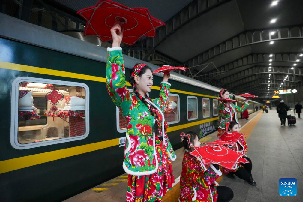 Actresses stage a folk performance for passengers on the platform at Harbin Railway Station in Harbin, northeast China's Heilongjiang Province, on Dec. 22, 2025. Train K7041, the first northeast folk culture-themed train operated this winter, departed from Harbin Railway Station and headed for Mohe City on Monday. (Xinhua/Wang Song)