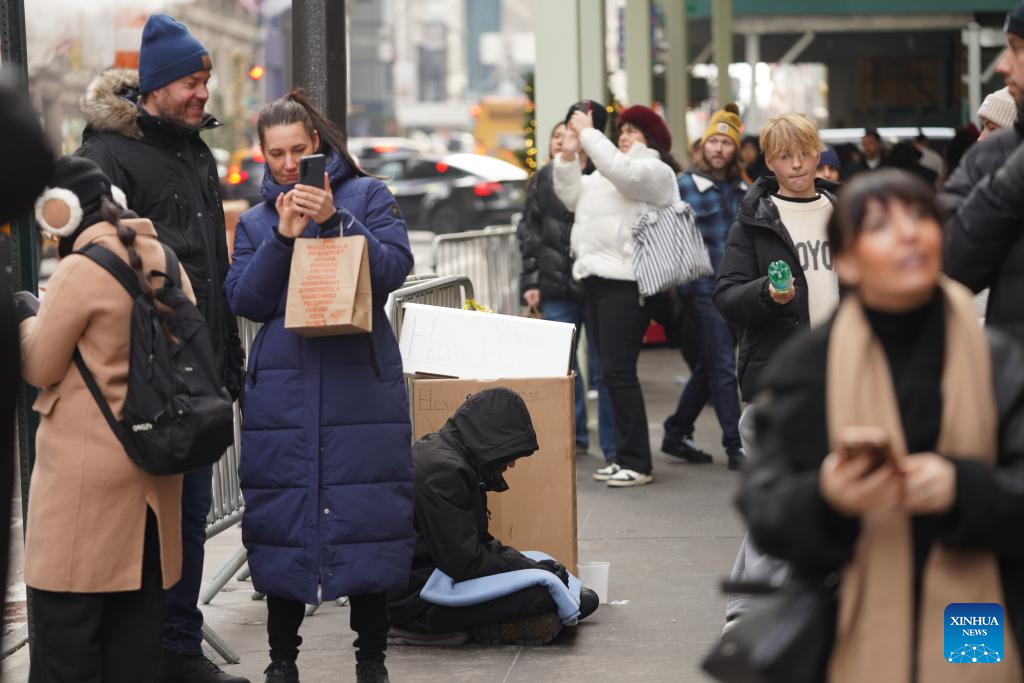 A man seeks help on a street in New York City, the United States, on Dec. 17, 2025. (Xinhua/Zhang Fengguo)