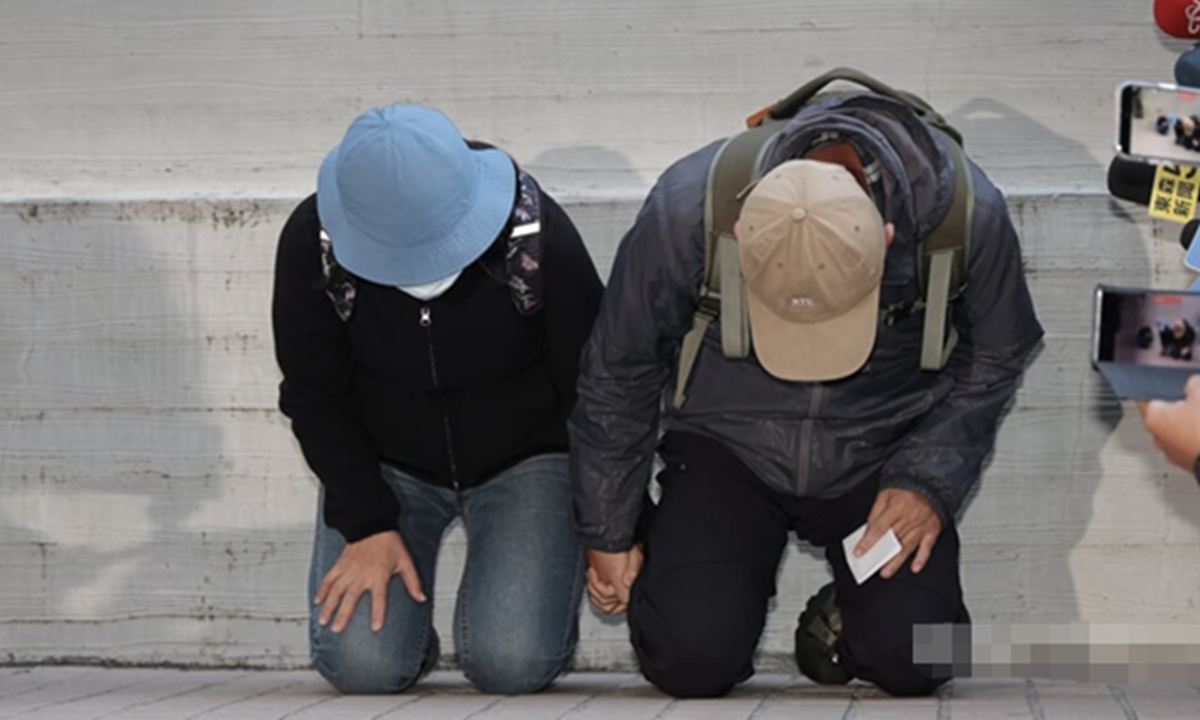 Chang Wen's parents kneel to apologize and say they are fully cooperating with the judicial investigation on December 23, 2025.  Photo:Screenshot from a media platform in island of Taiwan
