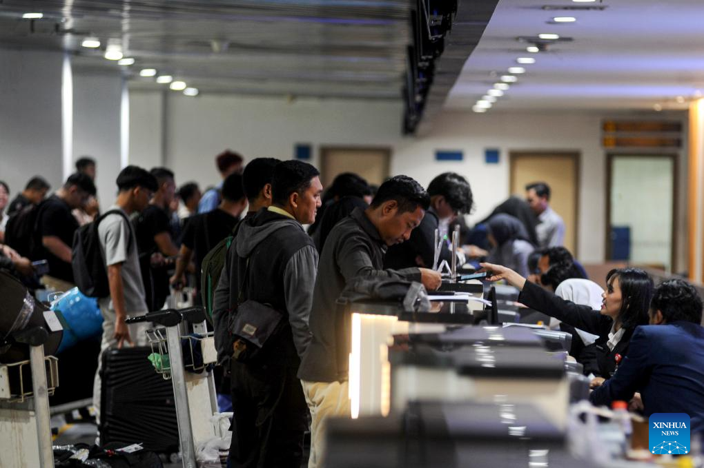 Passengers are pictured at Juanda International Airport in East Java, Indonesia, Dec. 24, 2025. Indonesia is and will be witnessing holiday travel rush during Christmas and New Year, which coincides with the country's school holiday season. (Photo by Septianjar Muharam/Xinhua)