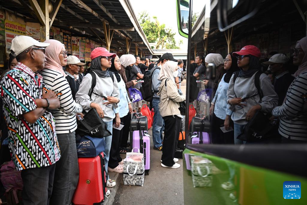 Passengers wait to board buses at Pondok Pinang bus station in Jakarta, Indonesia, Dec. 24, 2025. Indonesia is and will be witnessing holiday travel rush during Christmas and New Year, which coincides with the country's school holiday season. (Photo by Agung Kuncahya B./Xinhua)