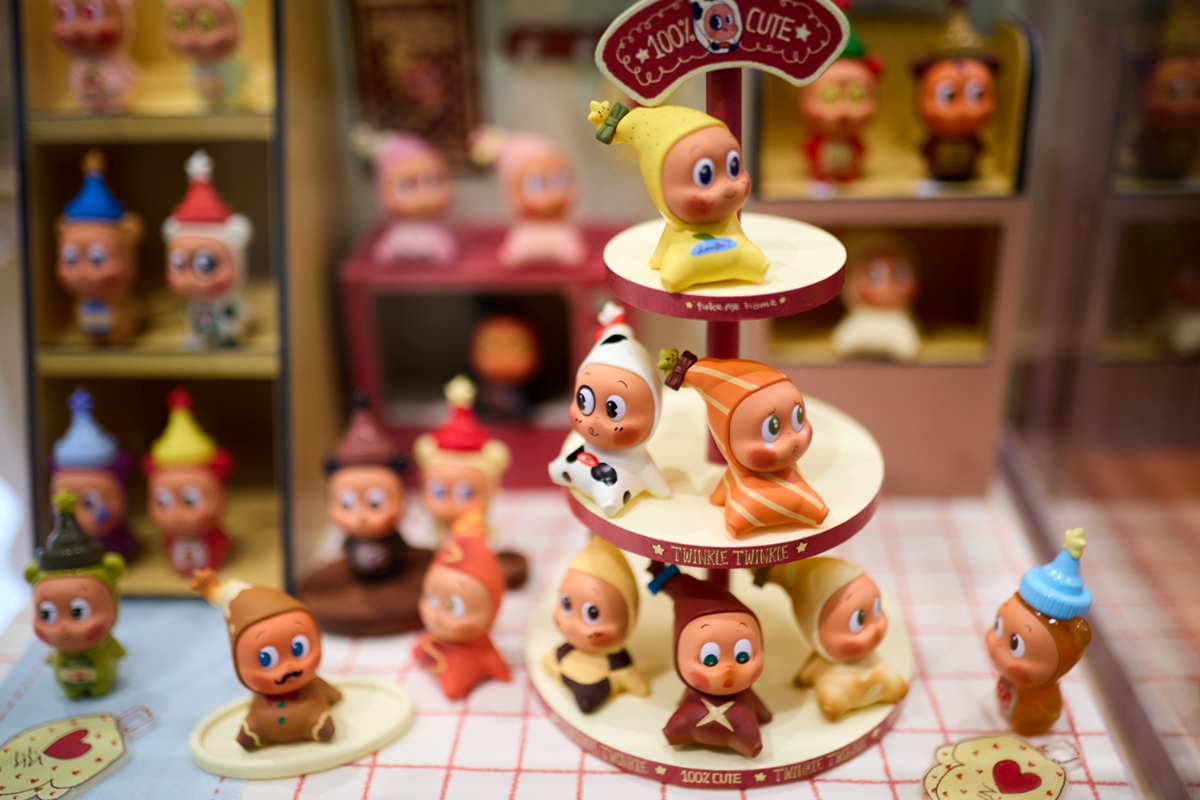 Christmas-themed figurines   Photo: VCG