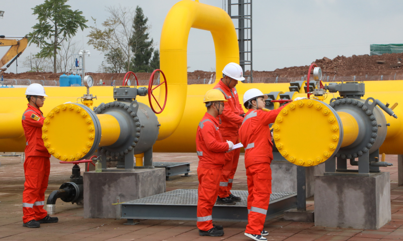 Workers inspect a gas hub along the Sichuan-to-East natural gas pipeline. File photo: Courtesy of PipeChina