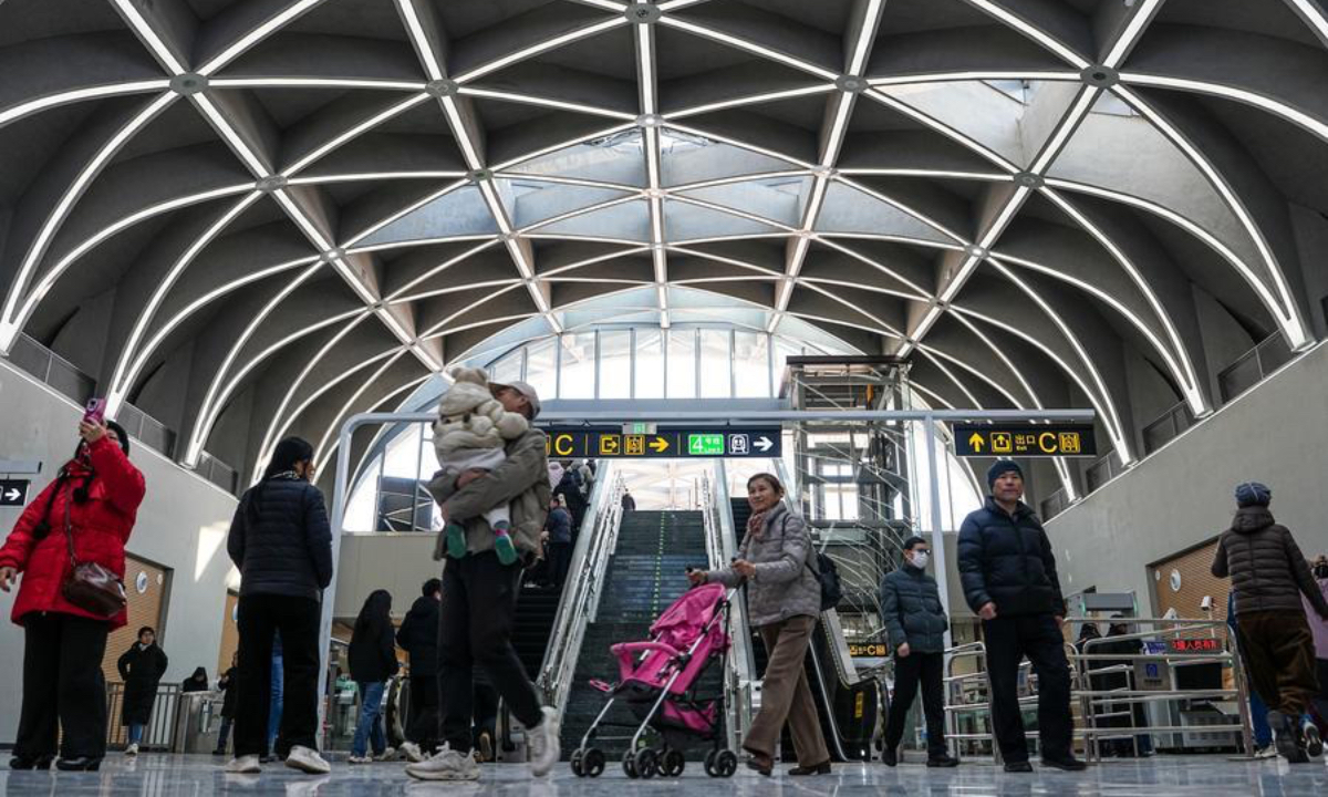 Citizens enter the Quancheng Park Station of Jinan Subway Line 4, in Jinan, east China's Shandong Province, Dec. 27, 2025. (Xinhua)