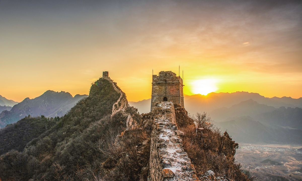 The sun rises over the Simatai section of the Great Wall in Beijing on November 26, 2025. Photos: VCG