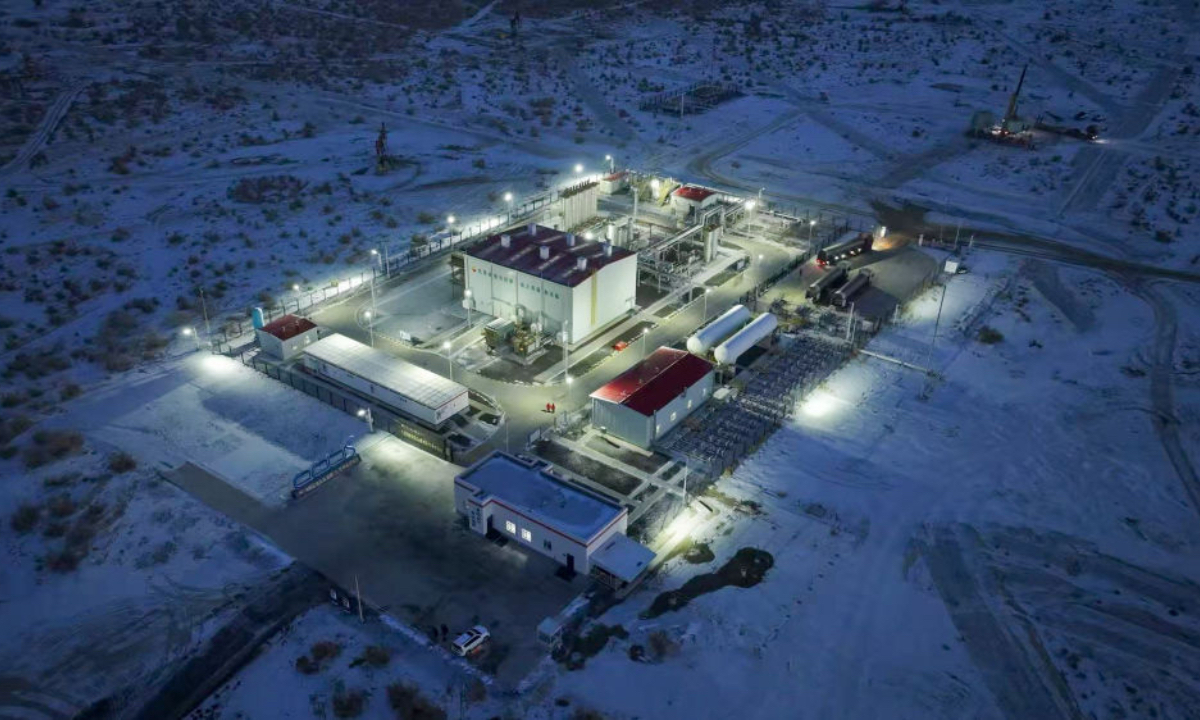 Workers at a CO2 miscible flooding pilot station in Xinjiang Oilfield’s No 2 production plant conduct a late-night equipment inspection on December 24, 2025. Photo: Xinhua News Agency