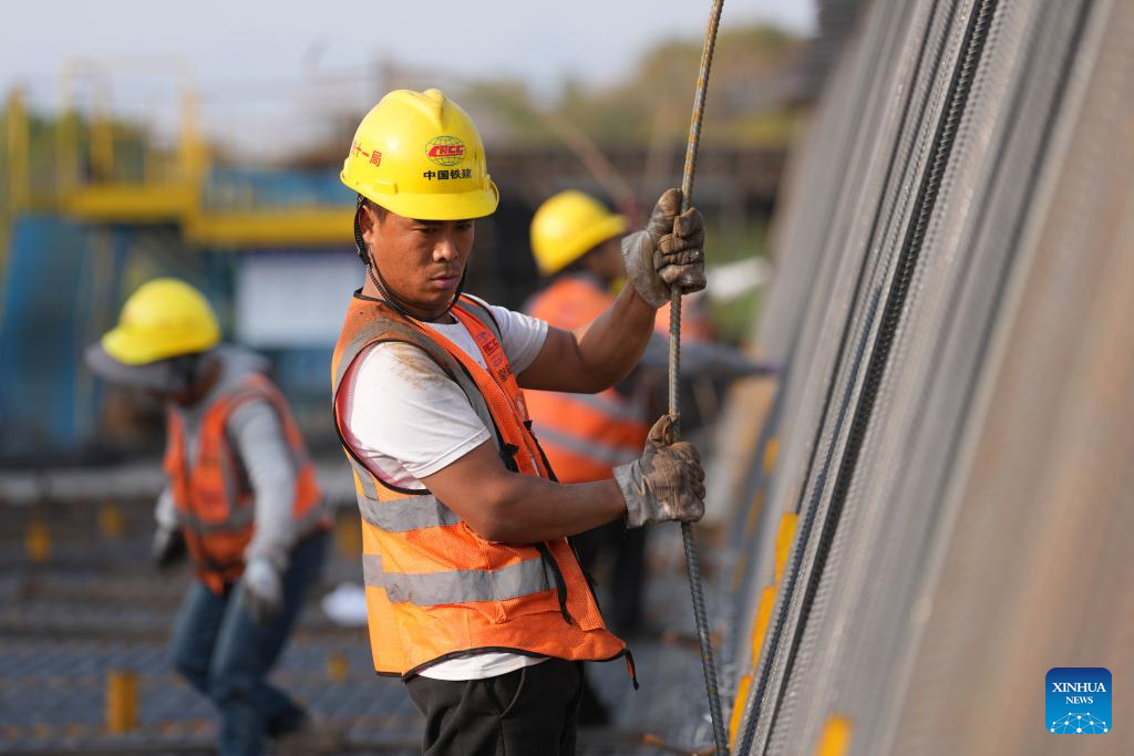 Builders work at the beam fabrication site of the Quzhou-Lishui railway, in Quzhou, east China's Zhejiang Province on Dec. 25, 2025. The 160-km rail line linking Quzhou City and Lishui City in east China's Zhejiang Province will further improve the regional railway network, effectively promote local tourism development. (Xinhua/Huang Zongzhi)