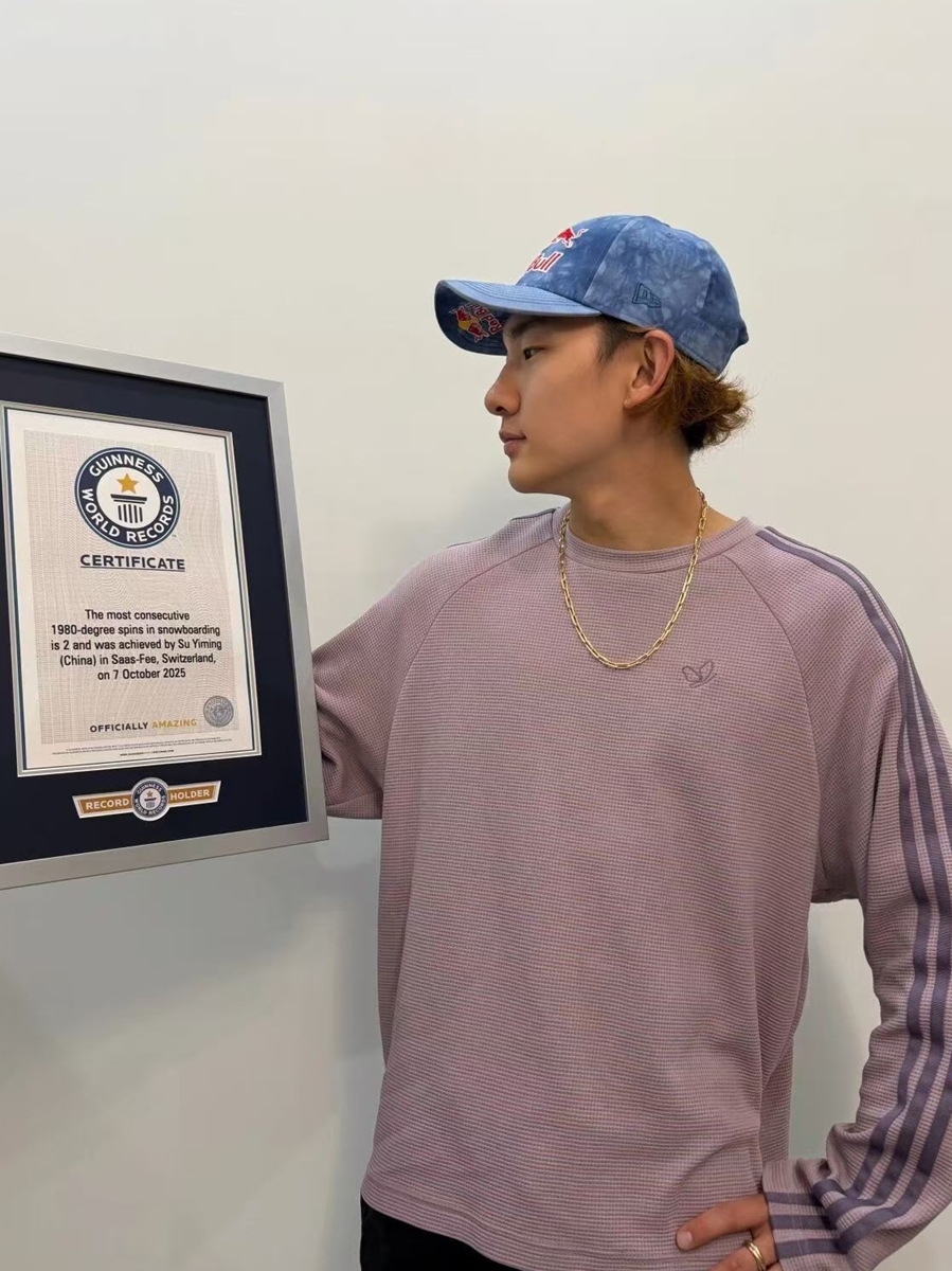 Su Yiming poses with his Guinness World Record certificate. Photo：Courtesy of Guinness World Records
