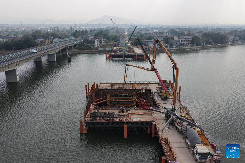 A drone photo taken on Dec. 25, 2025 shows the construction site of the Qujiang grand bridge along the Quzhou-Lishui railway in Quzhou, east China's Zhejiang Province. The 160-km rail line linking Quzhou City and Lishui City in east China's Zhejiang Province will further improve the regional railway network, effectively promote local tourism development. (Xinhua/Huang Zongzhi)