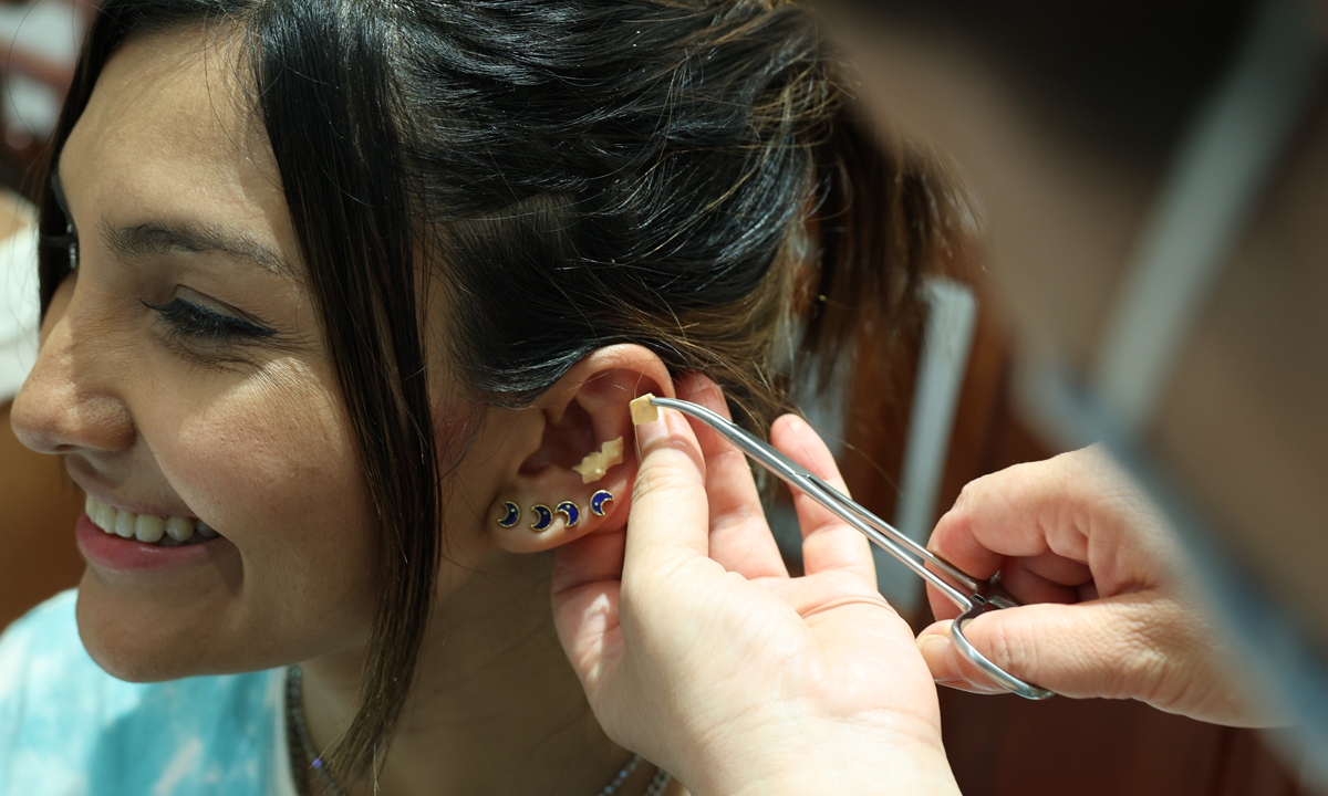 An online influencer from Latin America tries traditional Chinese medicine therapy at Zhengzhou Hospital of Traditional Chinese Medicine in Central China's Henan Province on September 15, 2025. Photo: VCG