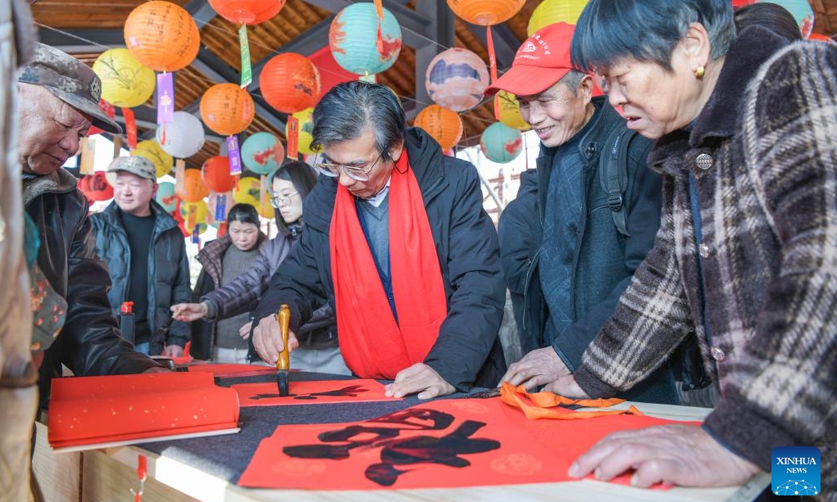 A calligraphy enthusiast writes for visitors during a folk culture fair in Cixi, east China's Zhejiang Province, Dec. 28, 2025. (Xinhua/Xu Yu)

