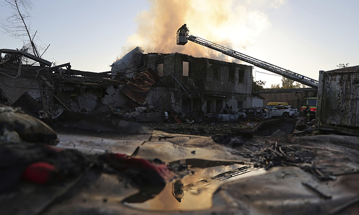 Rescue workers put out a fire at a building destroyed during a Russian strike in Zaporizhzhia, Ukraine, on September 22, 2025. Photo: VCG