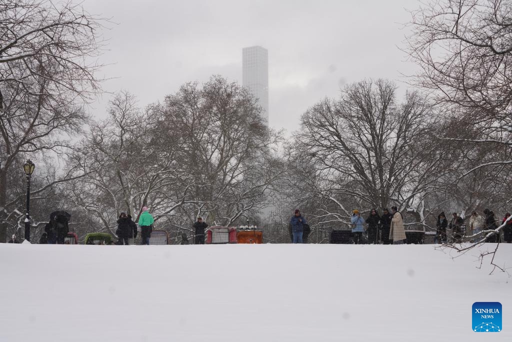 People visit the snow-covered Central Park in New York, the United States, on Dec. 27, 2025. (Xinhua/Zhang Fengguo)