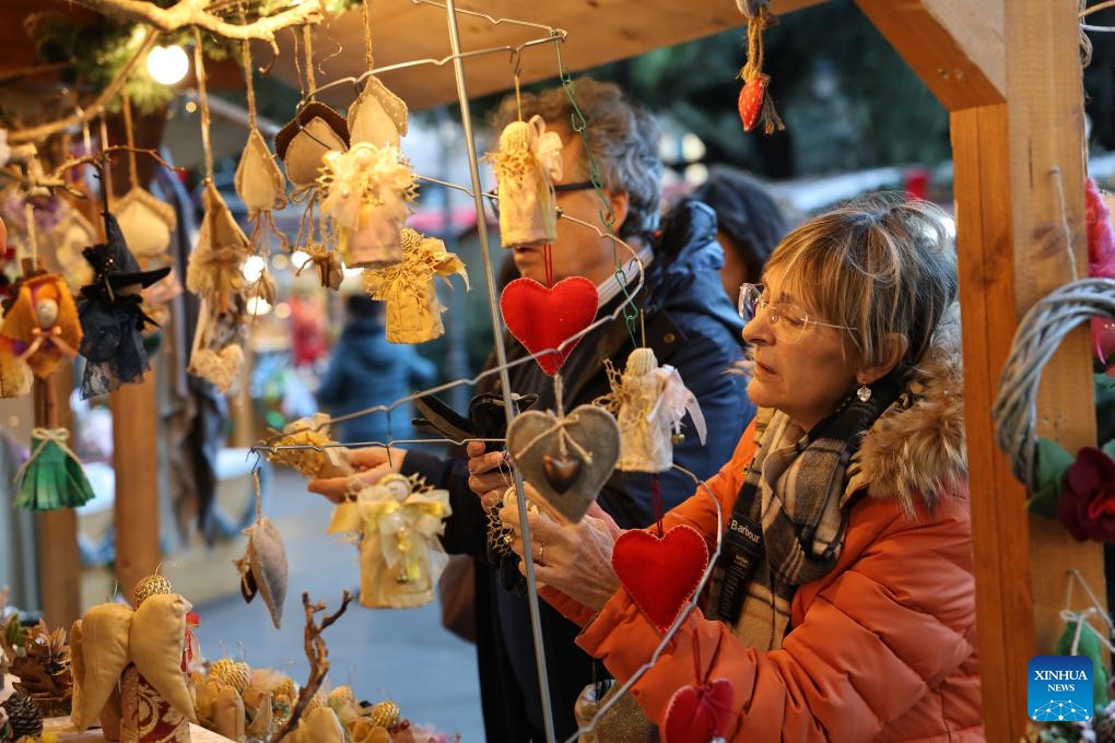 A woman views Christmas decorations at a Christmas market at Piazza Navona in Rome, Italy, Dec. 27, 2025. (Xinhua/Li Jing)