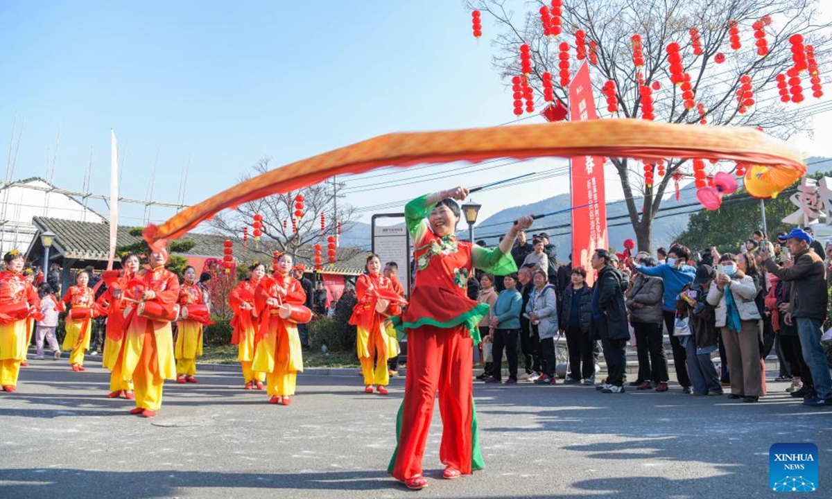 Villagers perform during a folk culture fair in Cixi, east China's Zhejiang Province, Dec. 28, 2025. (Xinhua/Xu Yu)