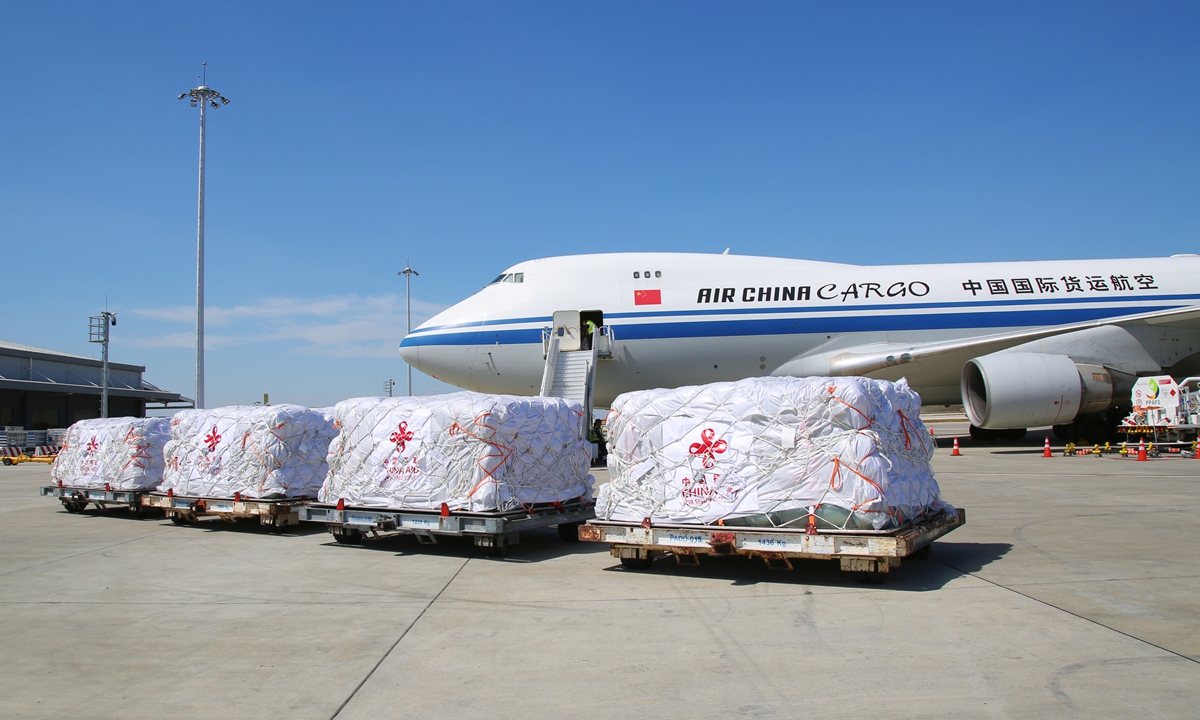 The first batch of emergency humanitarian aid provided by the Chinese government to Cambodia, including tents, blankets, and food, arrived at Phnom Penh's Techo International Airport at noon local time on December 28, 2025. Photo: cnsphoto