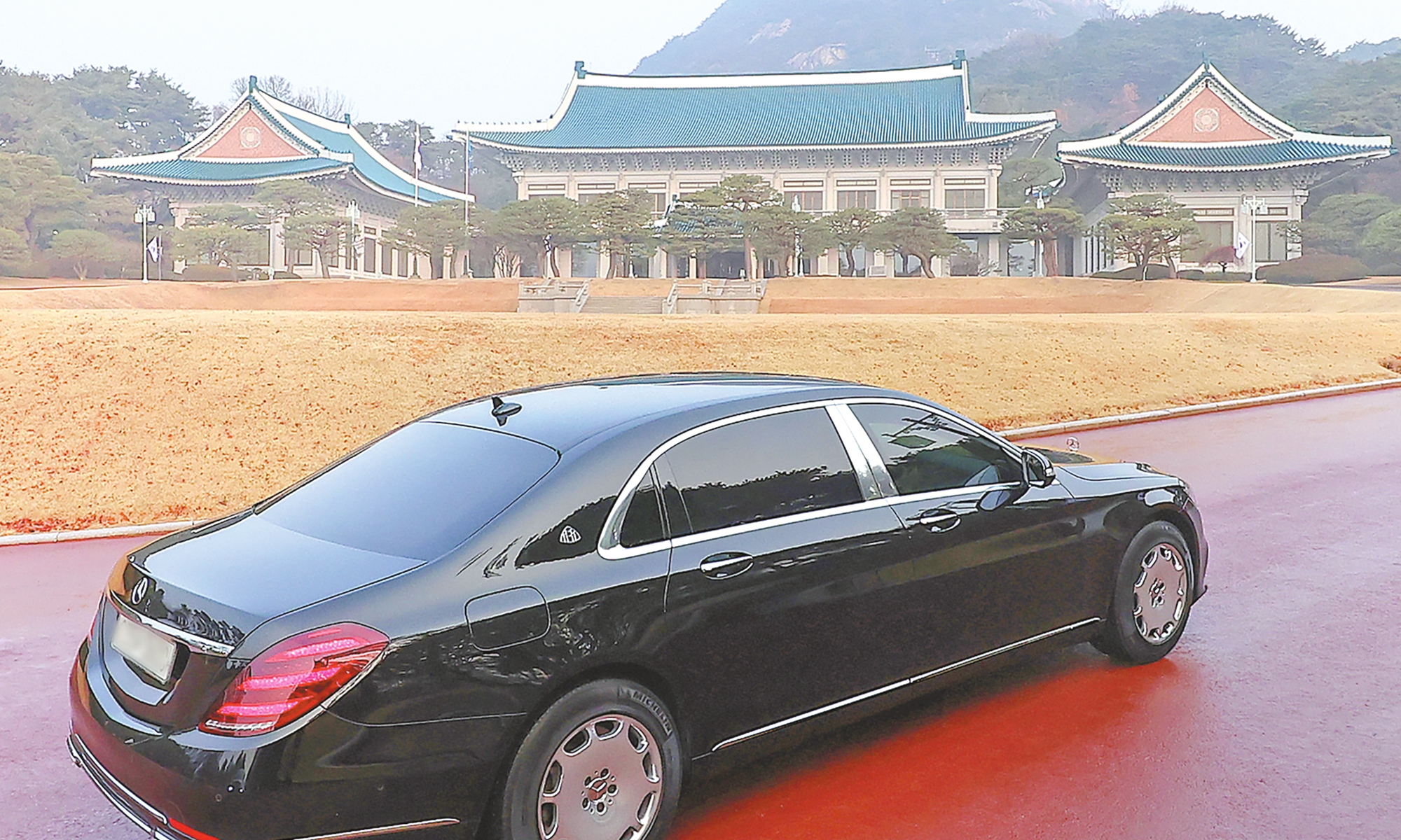 A motorcade carrying South Korean President Lee Jae Myung drives past Gyeongbokgung Palace en route to the presidential office at Cheong Wa Dae in Seoul, South Korea, December 29, 2025. Lee began work there on December 29 with the presidential office officially relocated from the capital's Yongsan Ward after three years and seven months. Photo: VCG