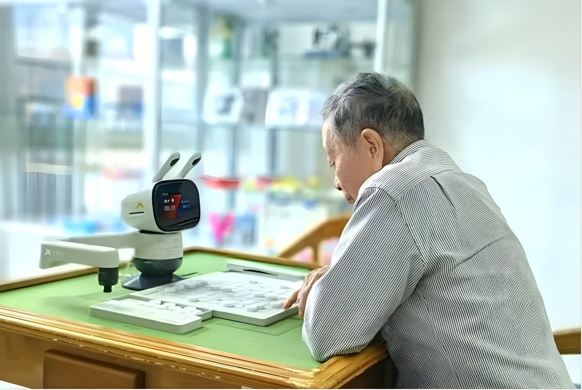 A senior resident plays chess with a robot at the Shenzhen Nursing Home in Shenzhen, South China's Guangdong Province, on January 13, 2025. Photo: Courtesy of Shenzhen Nursing Home