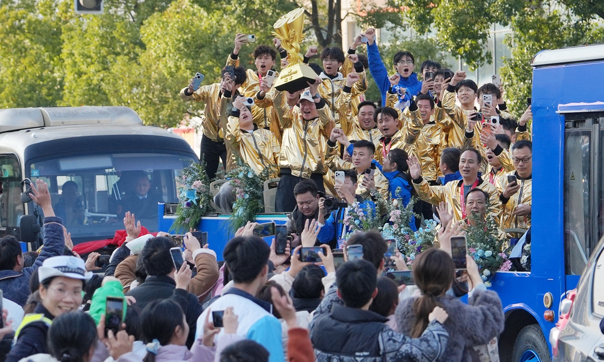 Yongzhou players greet the fans during the champions bus parade. Photo: IC
