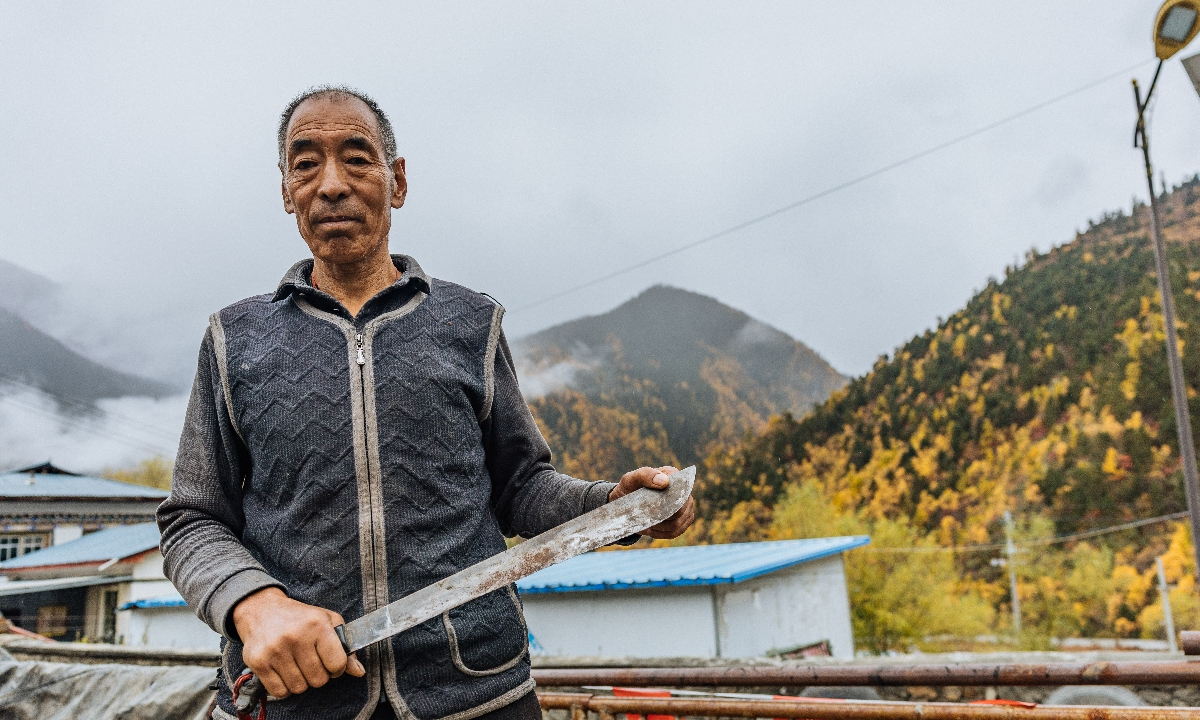 Sonam holds a souvenir knife gifted by the US for his contribution during the China-US joint expedition to search for World War II plane wrecks while standing in his home in Barang village, Nyingchi, Southwest China's Xizang Autonomous Region, in November 2025. Photo: Li Hao/GT