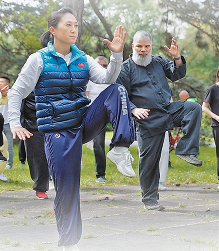 Taijiquan enthusiasts from China and abroad practice together. Photo: Xinhua