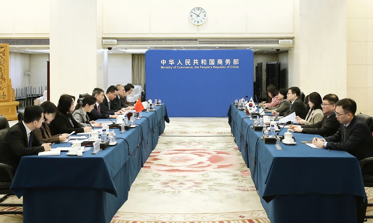 China's Vice Minister of Commerce Li Chenggang meets in Beijing with Yeo Han-koo, the trade minister of South Korea's Ministry of Trade, Industry and Resources, on December 30, 2025. Photo: the Ministry of Commerce