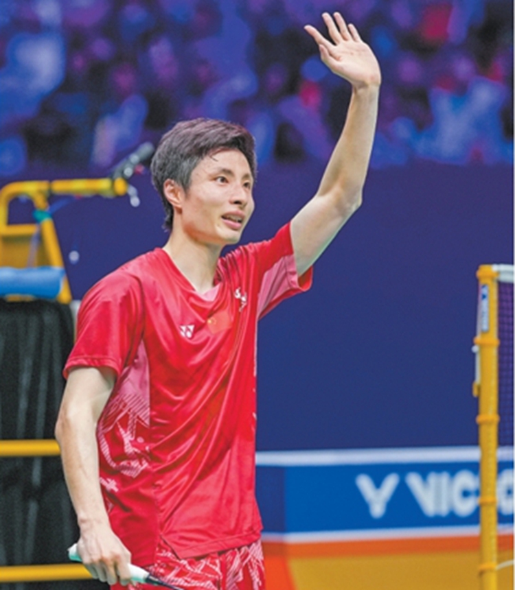 Chinese badminton player Shi Yuqi greets the audience at the Surdiman Cup final. Photo: Xinhua 