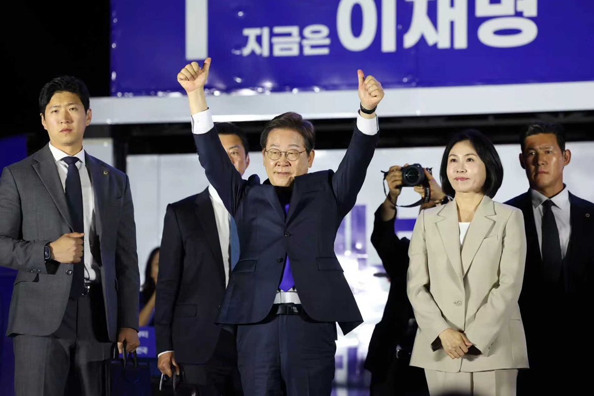 Lee Jae-myung, confirmed as South Korea's 21st president-elect, raises both hands to greet citizens on June 4 in Seoul, South Korea. Photo: VCG