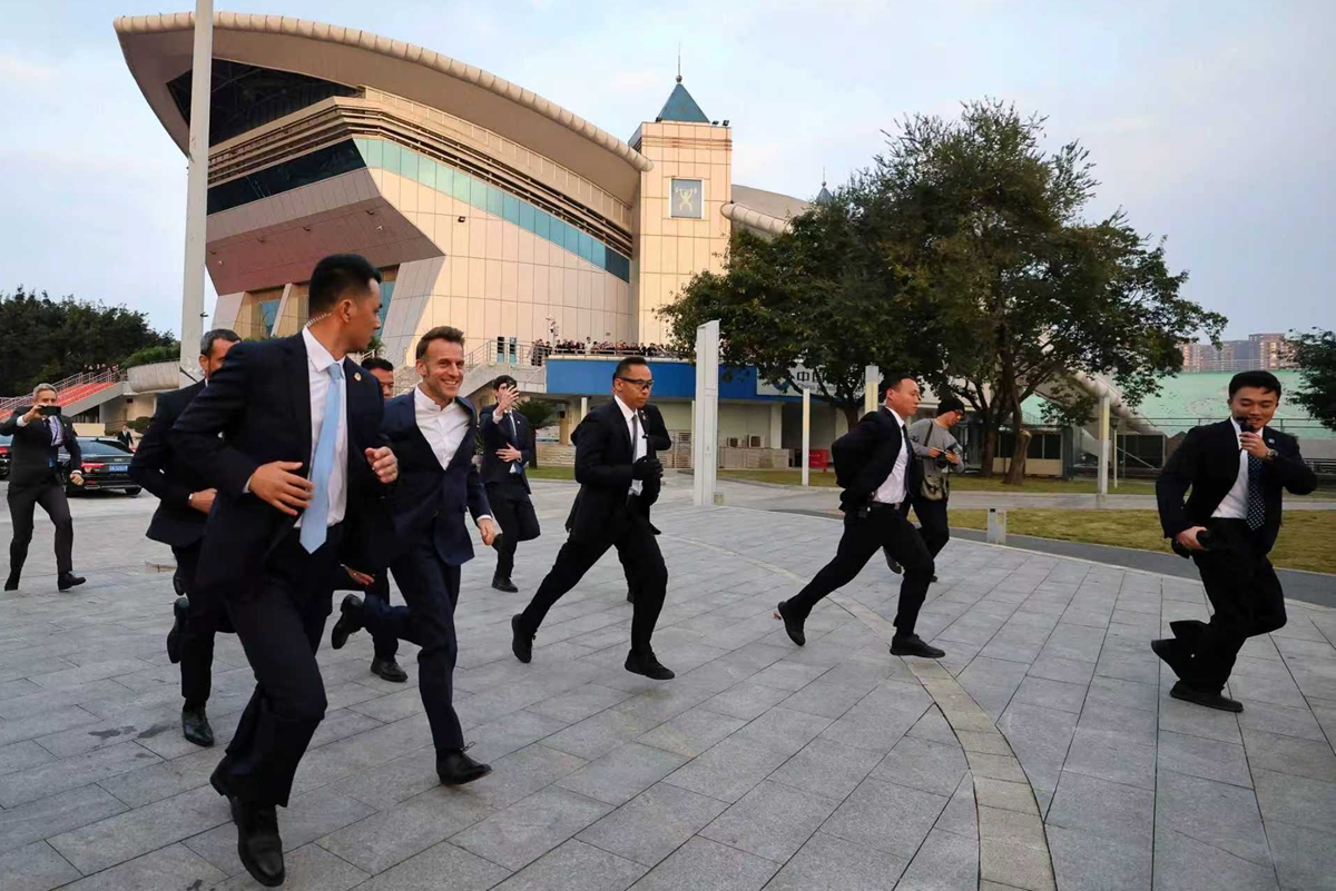French President Emmanuel Macron visits <em>Sichuan</em> University on December 5, 2025, during which he jogged along the way and warmly shook hands and interacted spectators. Photo: VCG