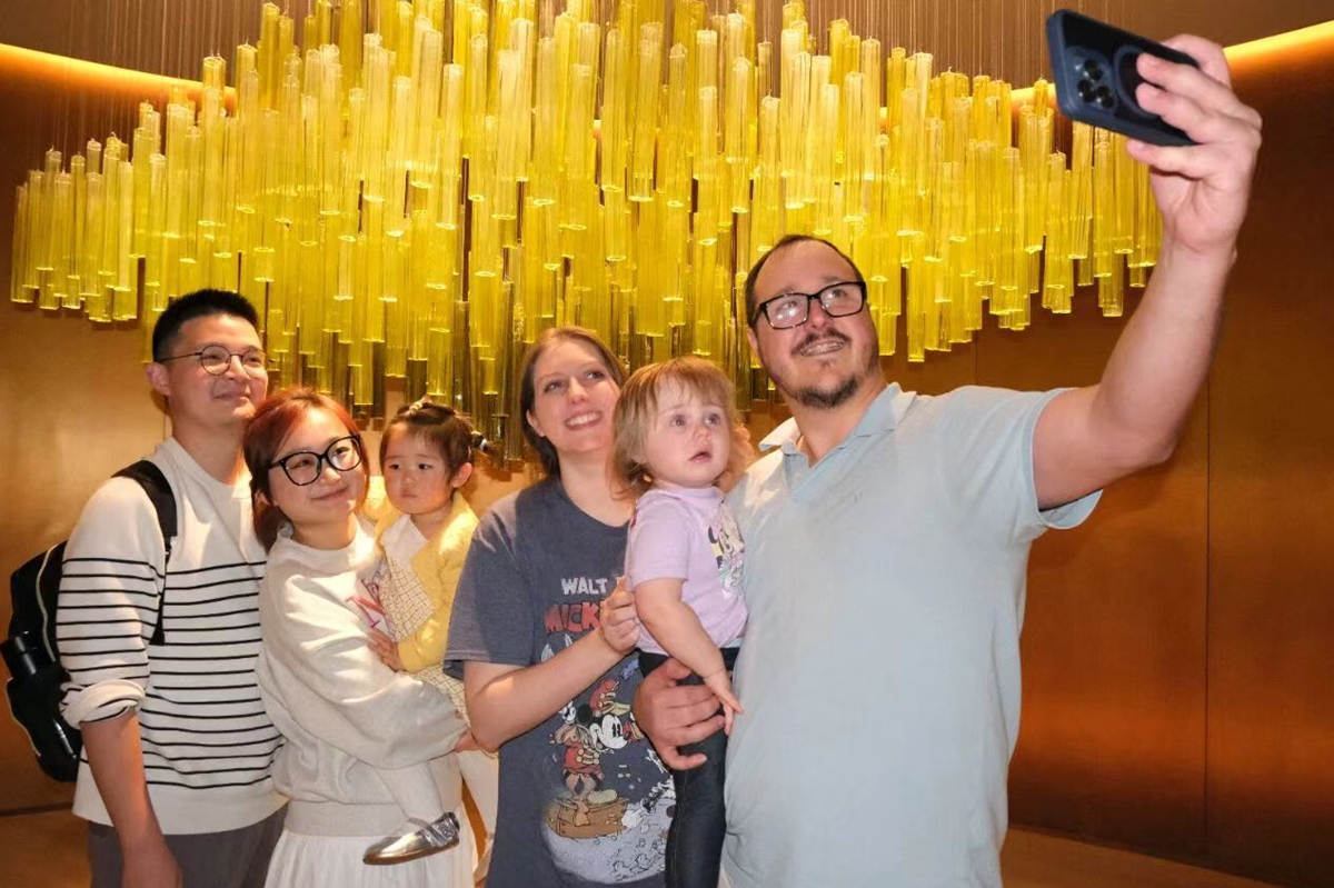 Rongrong's family from China and Brecken's family from the US take selfies at the hotel in Shanghai on March 23, 2025. Photo: Li Yawei/GT