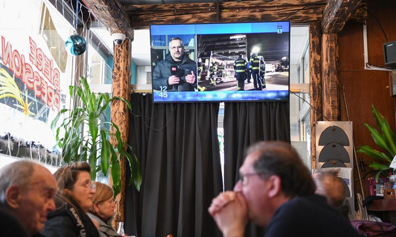 This photo taken on Jan. 1, 2026 shows a television broadcasting the news of an explosion and a fire at a bar in Geneva, Switzerland. (Xinhua/Lian Yi)