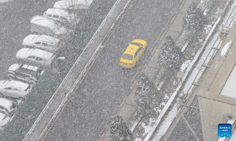This photo taken on Jan. 1, 2026 shows the view of a street in snow in Istanbul, Türkiye. (Xinhua/Liu Lei)