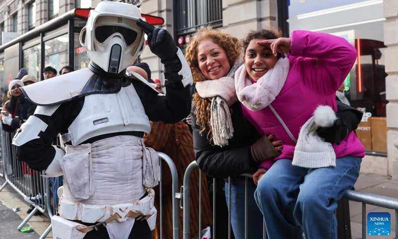 A performer interacts with people during the annual New Year's Day Parade in London, Britain, Jan. 1, 2026. (Xinhua)
