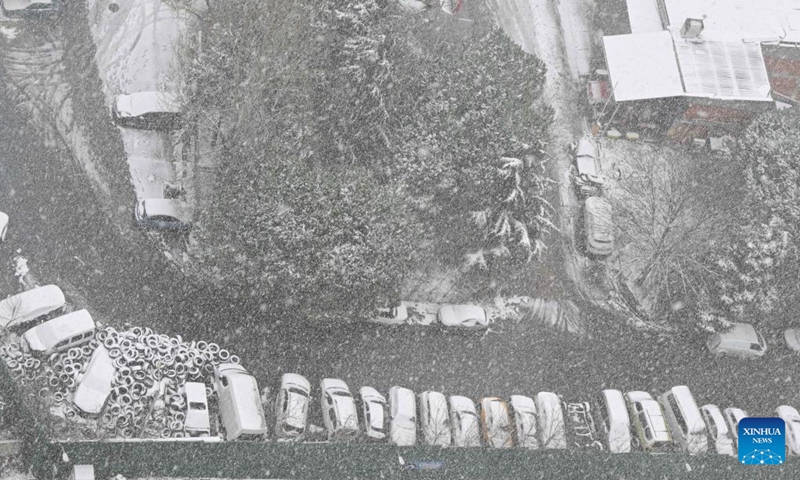 This photo taken on Jan. 1, 2026 shows the view of a street in snow in Istanbul, Türkiye. (Xinhua/Liu Lei)
